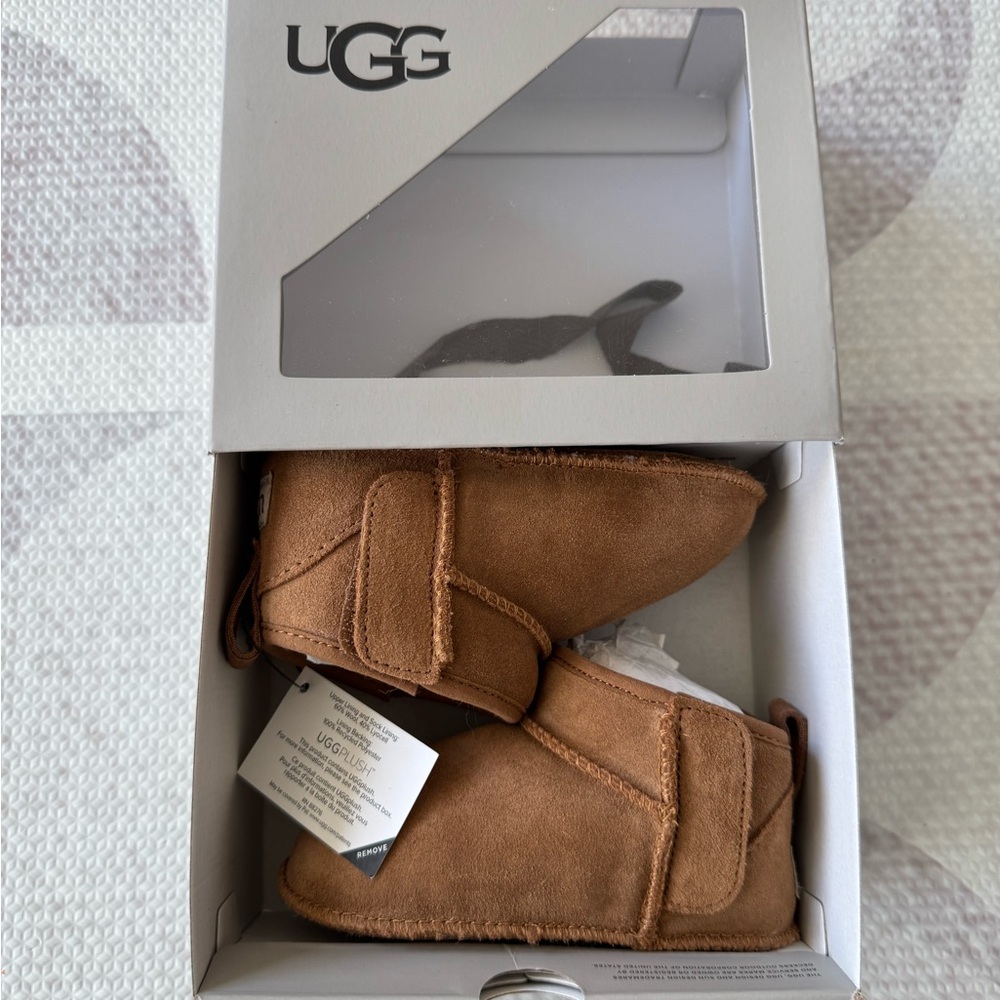 NWT! UGG- Baby Classic Ultra Mini size 4/5